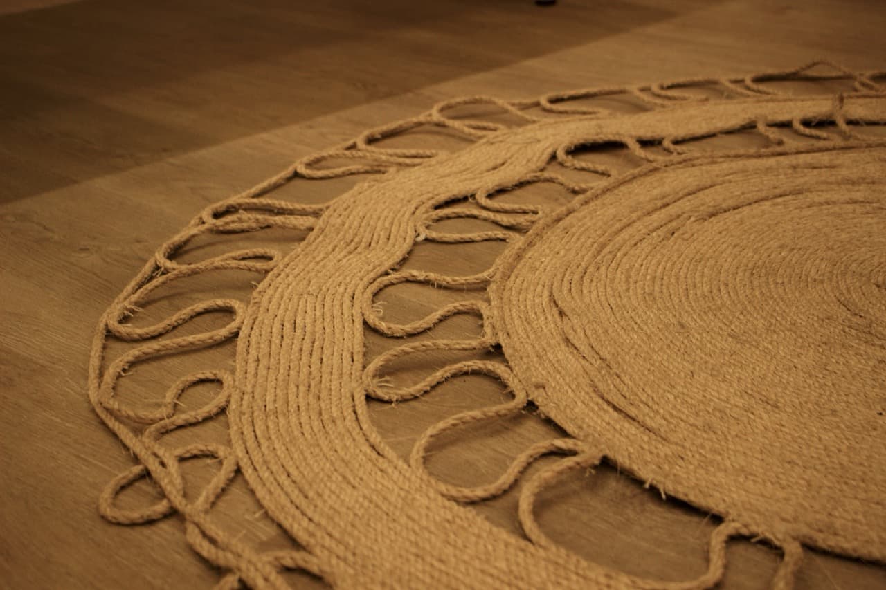 Fotografia, alfombra de centro tejida en hilo con bordados decorativos