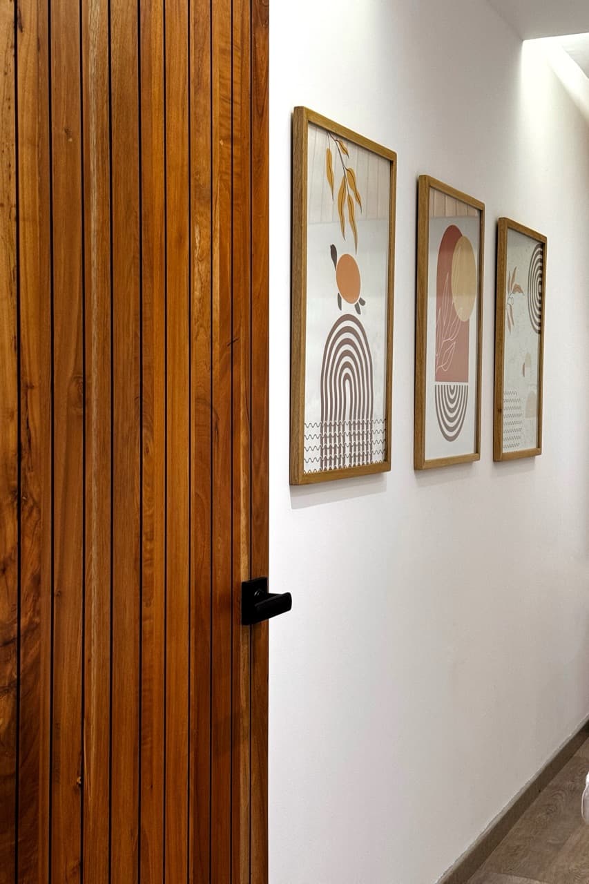 Fotografia, entrada al cuarto de masajes con puerta de madera y decoración relajante en la pared