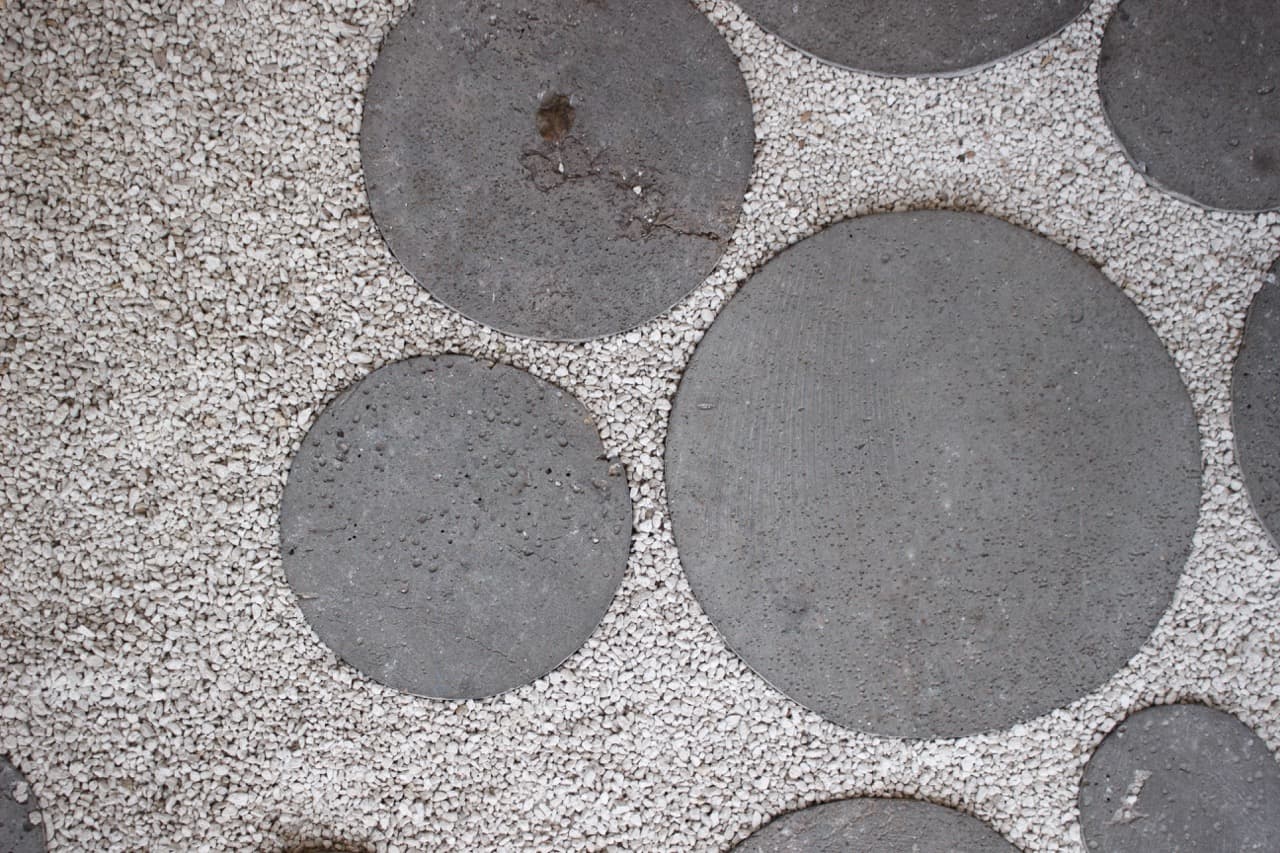 Fotografia, Camino de ingreso formado por rocas volcánicas decorativas