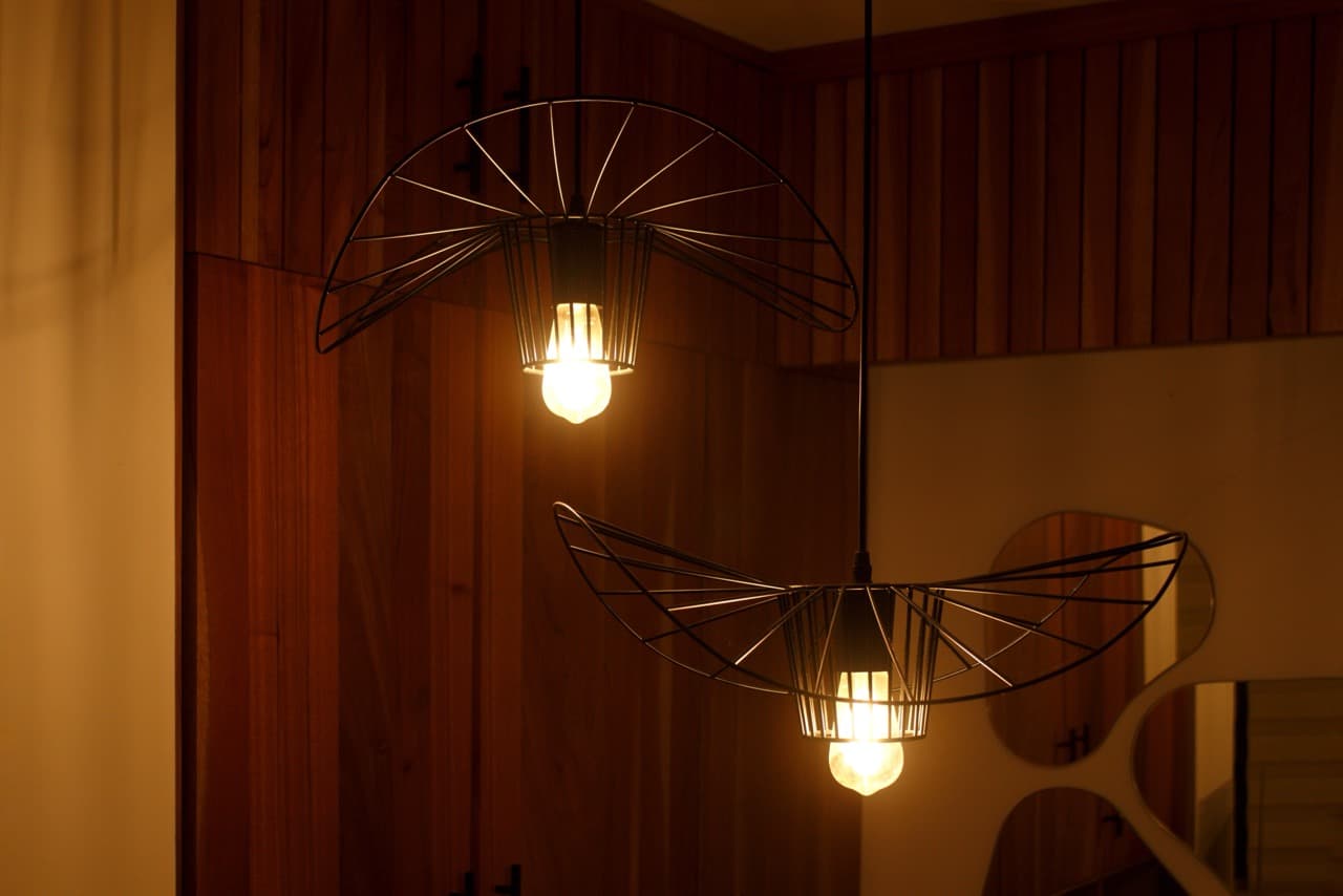 Fotografia, dos lámparas negras de techo con diseño decorativo, focos vintage y luz cálida
