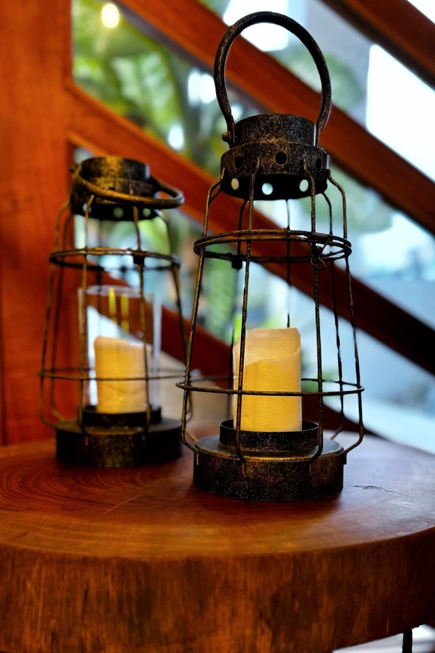 Fotografia, portavelas tipo candelabro portátil, aportando un detalle vintage sobre la mesa