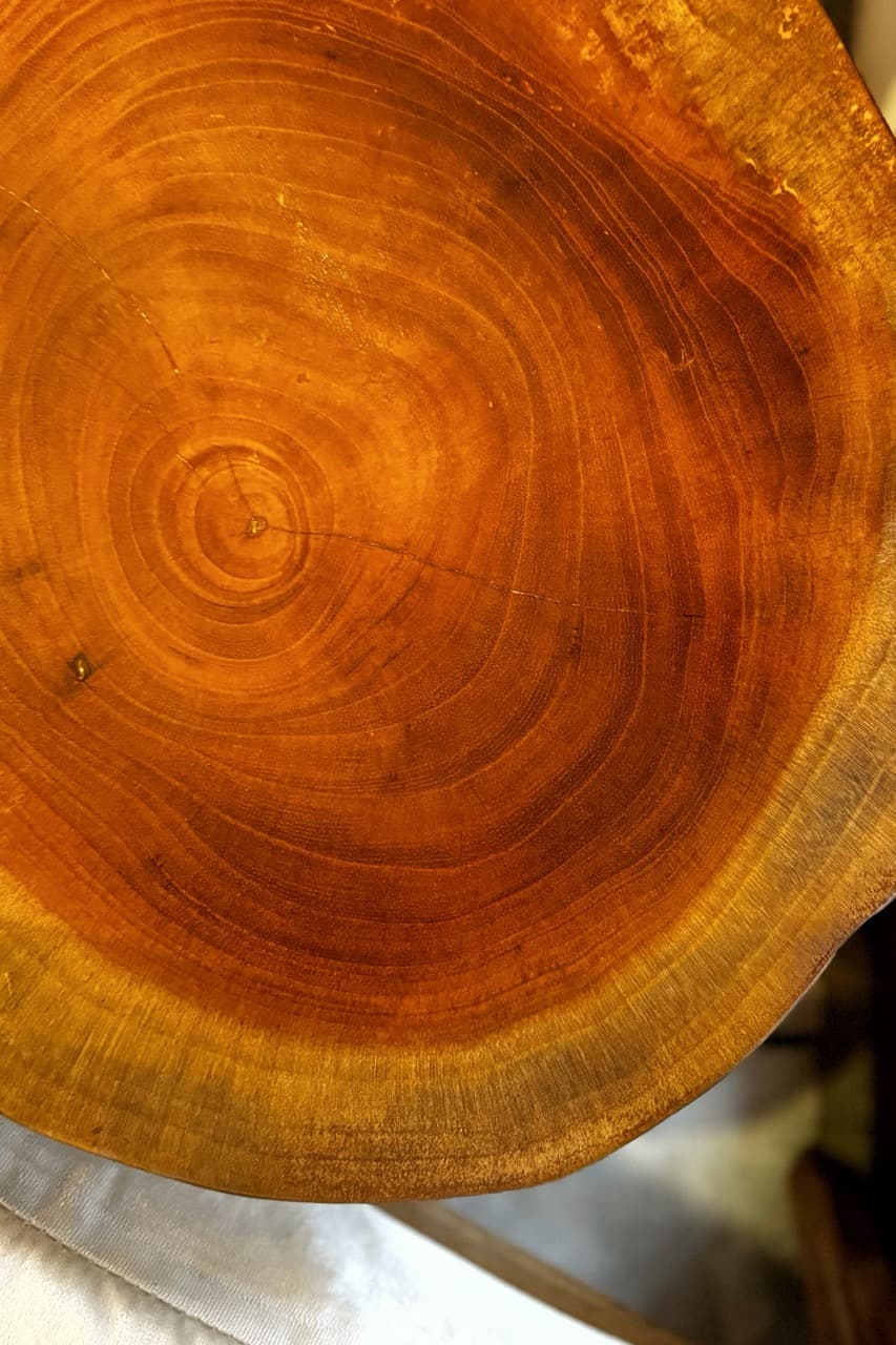 Fotografia, mesa de madera con vetas naturales a la vista